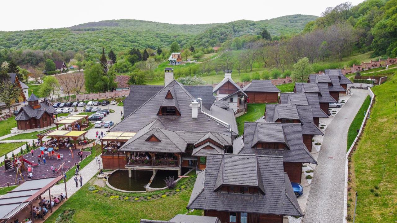 Etno Naselje Vrdnicka Kula Hotel Vrdnik Exterior foto