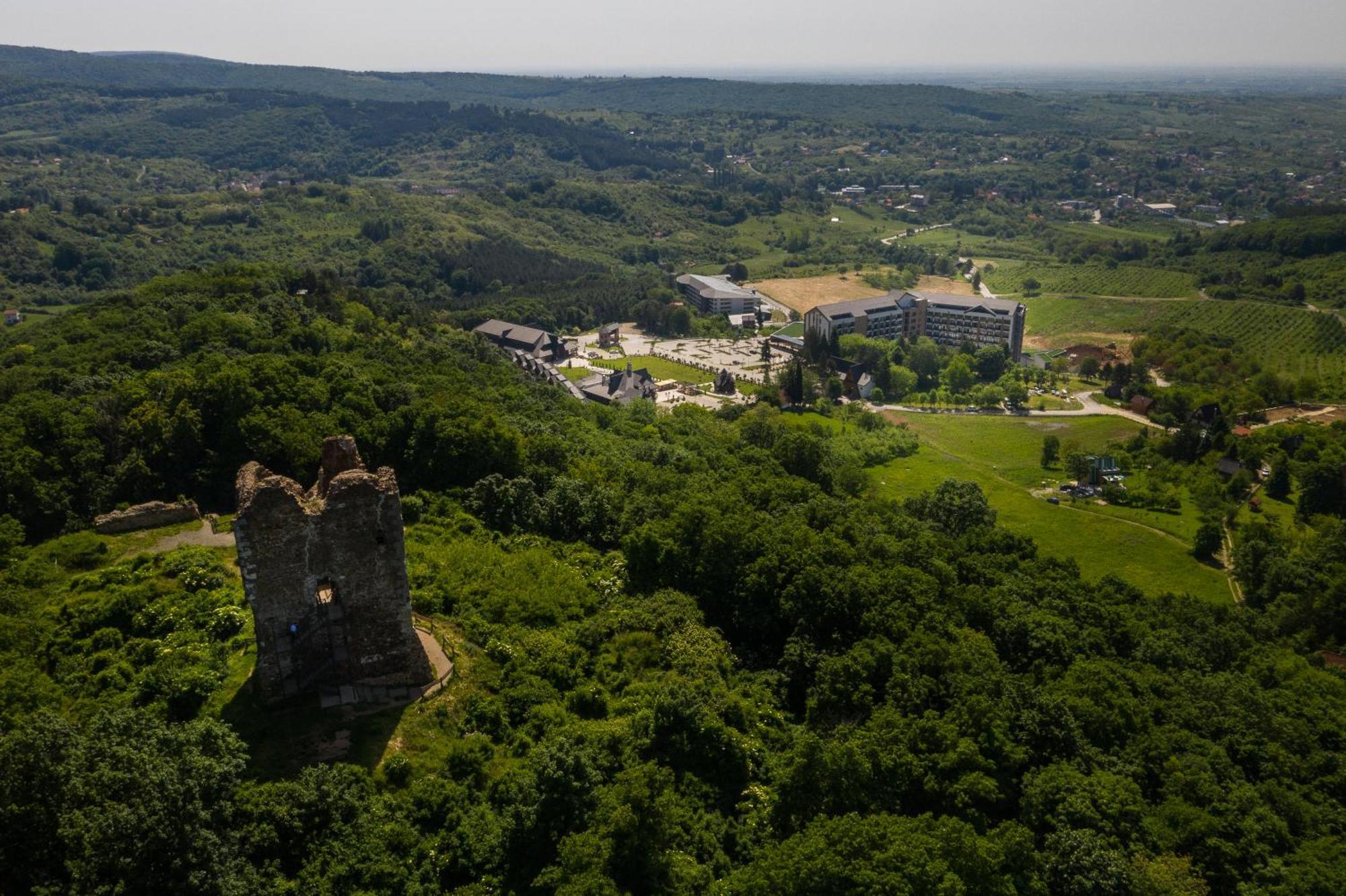 Etno Naselje Vrdnicka Kula Hotel Vrdnik Exterior foto