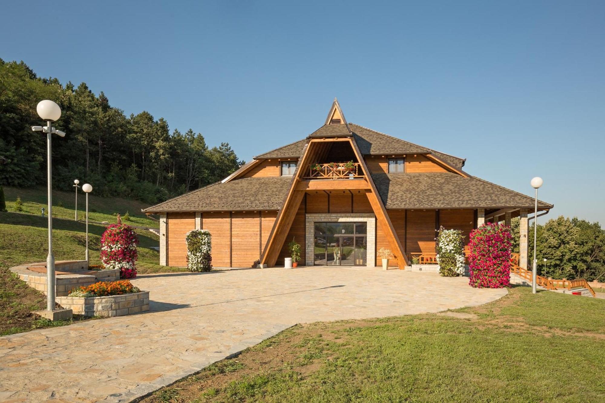 Etno Naselje Vrdnicka Kula Hotel Vrdnik Exterior foto