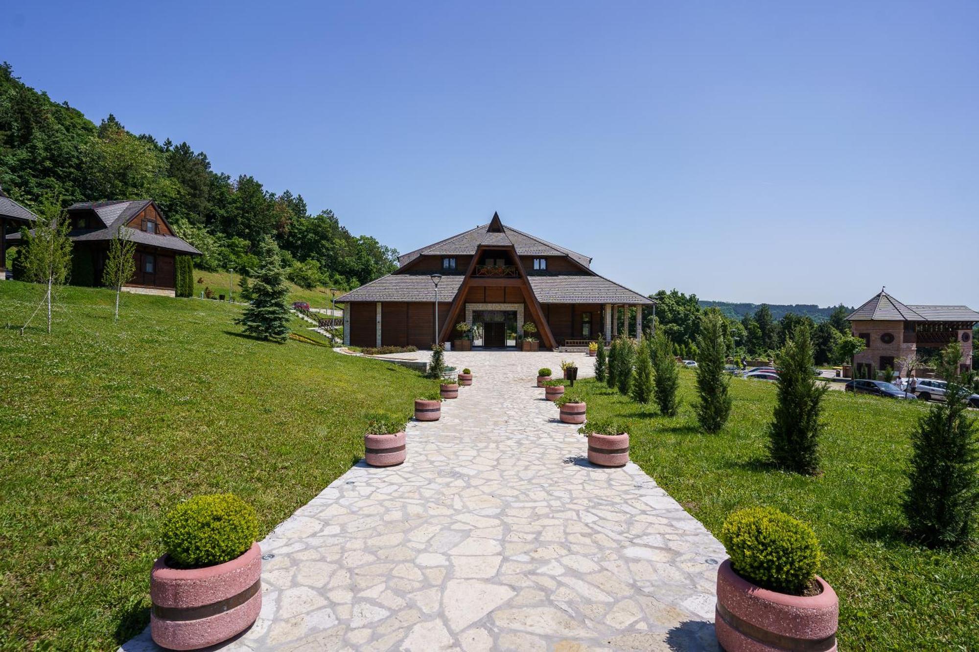 Etno Naselje Vrdnicka Kula Hotel Vrdnik Exterior foto