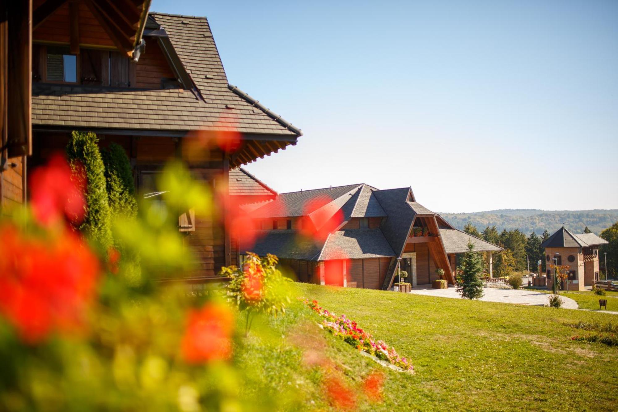 Etno Naselje Vrdnicka Kula Hotel Vrdnik Exterior foto