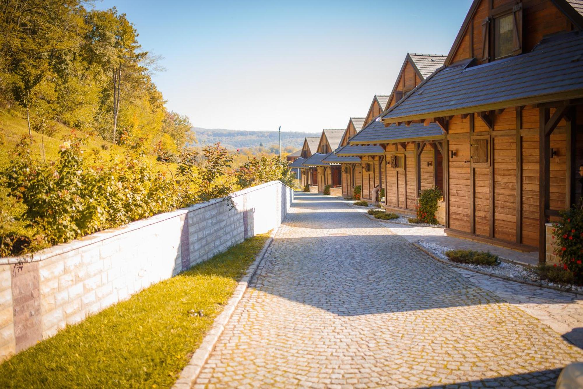 Etno Naselje Vrdnicka Kula Hotel Vrdnik Exterior foto